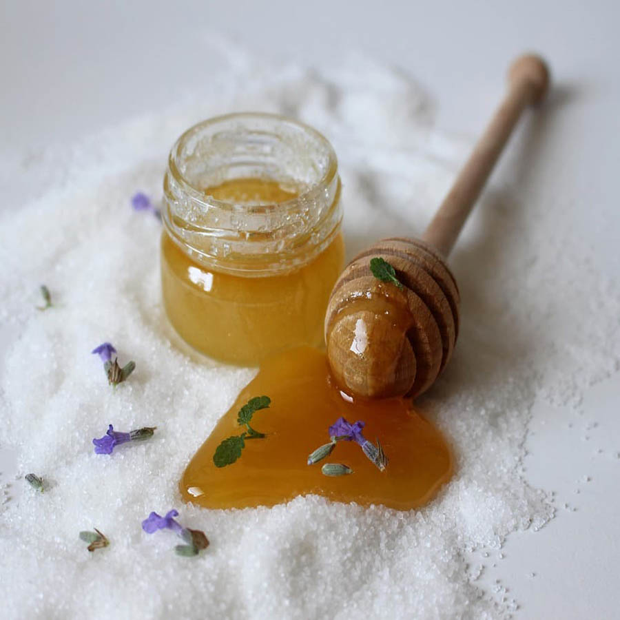 imagen de un tarro de miel con especias
