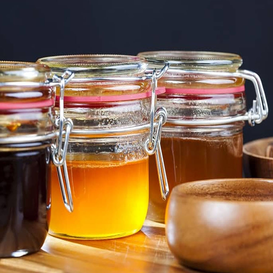 imagen de tres tarros de miel de diferentes tipos